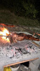 un feu de bois sur un grill dans l'établissement S'INCONTRU A CA' DELL' ALPINO, à Borra