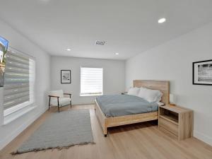 sypialnia z łóżkiem, biurkiem i oknem w obiekcie Peaceful Villa Lauren w mieście Delray Beach