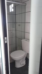 uma casa de banho com um WC branco num quarto em Dolaço na Chapada- Hospedagem em Alto Paraíso de Goiás