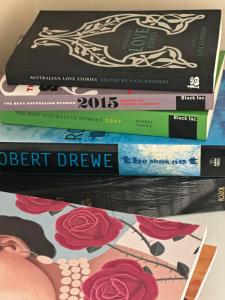 quatro livros empilhados um em cima do outro em Blue Bay Studio em Port Macquarie