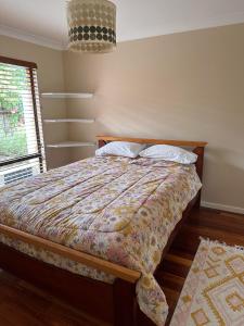 1 dormitorio con cama y ventana en Blue Bay Studio, en Port Macquarie