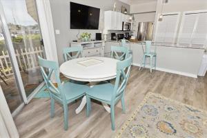 cocina y comedor con mesa blanca y sillas en Sandpiper Cove #9124 Condo, en Destin