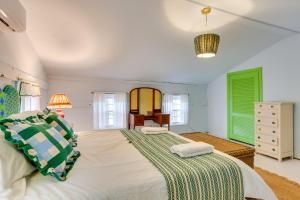 1 dormitorio con 1 cama grande con detalles verdes en Wantage Getaway with Private Pickleball Court!, en Wantage