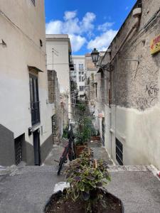 ein Fahrrad, das in einer Gasse zwischen zwei Gebäuden geparkt ist in der Unterkunft Mrassi in Palermo