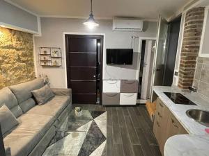 ein Wohnzimmer mit Sofa und eine Küche in der Unterkunft Mrassi in Palermo