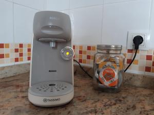 ラ・プエブラ・デ・カサジャにあるCasa Almazara con aparcamientoの瓶の横のカウンターに置かれたフードプロセッサー +16枚の写真