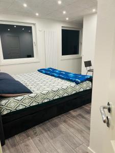 Private Rooms in center of Billund في بيلوند: سرير كبير في غرفة مع نافذة