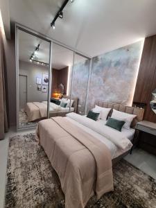 Posteľ alebo postele v izbe v ubytovaní Luksusowy Apartament Bliska Wola SABA + 37 fotografií