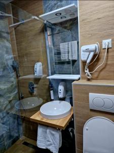 een badkamer met een wastafel en een spiegel bij Infinity Apartment & Free Wifi & Free Parking in Sarajevo