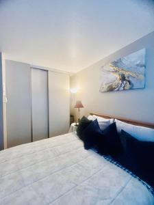 1 dormitorio con 1 cama grande y una pintura en la pared en Wonderful Private Queen Bedroom, en Santa Clara