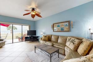 a living room with a couch and a ceiling fan at Buena Vida 17 in Navarre