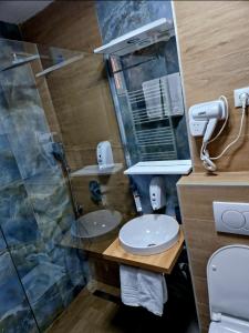 een badkamer met een wastafel, een douche en een toilet bij Infinity Apartment & Free Wifi & Free Parking in Sarajevo