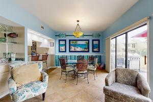 a living room with a table and chairs at Buena Vida 17 in Navarre
