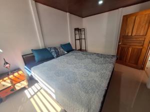 a bedroom with a large bed and a wooden door at Casa sin Tiempo in Uvita
