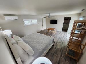 Schlafzimmer mit einem Bett, einem TV und einem Tisch in der Unterkunft Sunshine Island Inn in Sanibel