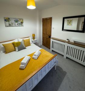 1 dormitorio con 1 cama grande y 2 toallas. en 2-bedroom house in Cheltenham town centre, en Cheltenham