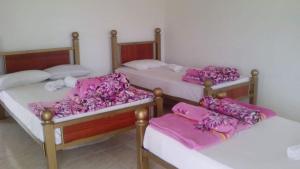 um grupo de três camas num quarto em Finca villa Valentina em Montenegro
