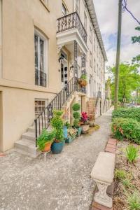 um edifício com vasos de plantas ao lado em Charming Historic District Parlor Level Apartment em Savannah