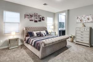 Un dormitorio con una cama grande y una cómoda. en Marana Home with Pool Access and Mountain Views!, en Marana