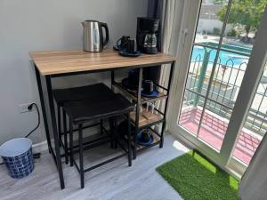 een kleine tafel met een stoel naast een raam bij Panorama Ochi - Sand Castles Resort B20 in Ocho Rios
