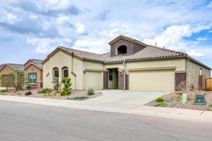 una casa con garaje en una calle en Marana Home with Pool Access and Mountain Views!, en Marana