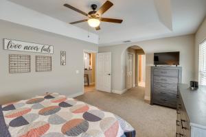 1 dormitorio con 1 cama y ventilador de techo en Ocala Retreat 4 Mi to World Equestrian Center!, en Ocala Ridge