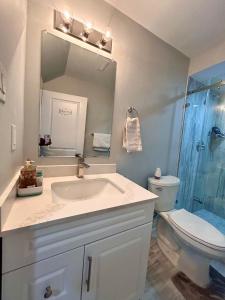 bagno con lavandino, servizi igienici e specchio di APARTMENT B 2 BEDROOM a Brampton