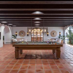 una mesa de billar en el medio de una habitación en Tropicana Los Cabos, en San José del Cabo