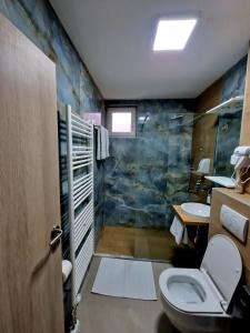 een badkamer met een toilet en een wastafel bij Infinity Apartment & Free Wifi & Free Parking in Sarajevo