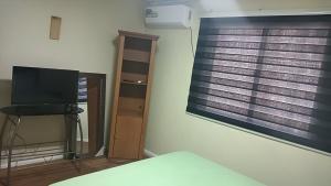 TV a/nebo společenská místnost v ubytování Habitación privada bombero garrido