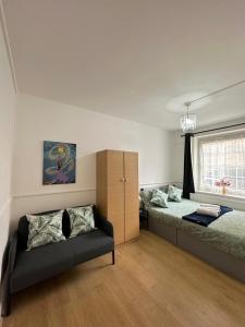 Säng eller sängar i ett rum på 2 bedroom flat, 2 minutes walk to Bethnalgreen station, Central London