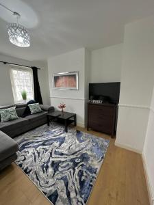 a living room with a couch and a rug at 2 bedroom flat, 2 minutes walk to Bethnalgreen station, Central London in London