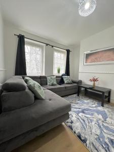 uma sala de estar com um sofá e uma mesa em 2 bedroom flat, 2 minutes walk to Bethnalgreen station, Central London em Londres