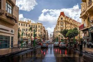 eine Stadtstraße mit Autos, die eine regnerische Straße hinunterfahren in der Unterkunft VIP 2BHK Presidential neighborhood KOURBA- BGhomes in Kairo