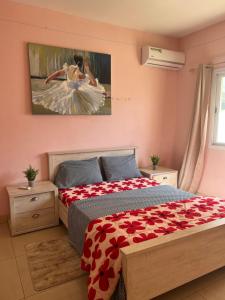 una camera da letto con un letto e un dipinto sul muro di Villa spacieuse et agréable a Dakar