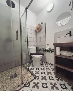 ein Bad mit einem WC und einer Glasdusche in der Unterkunft Kazacérola in Fort-de-France