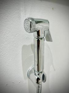 głowica prysznicowa jest w szklanym uchwycie w obiekcie Studio in Pimlico, Westminster w Londynie