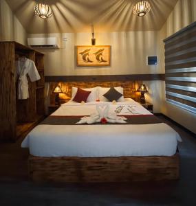Kamadhoo的住宿－Sand Inn Residence，一间卧室配有一张大床,上面有毛巾