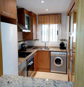 a kitchen with a sink and a washing machine at Apartamento Neptuno Sunrise Magic World in Oropesa del Mar