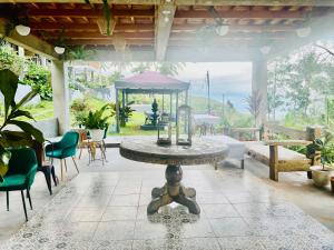 曼巴豪的住宿－Bintana sa Paraiso Binunsaran，一个带桌椅的庭院和一个帐篷