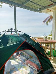 une tente assise sur une terrasse avec une table dans l'établissement Cabin de Paulin, à Tagaytay