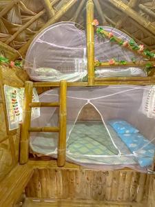 Ce dortoir comprend 4 lits superposés. dans l'établissement Cabin de Paulin, à Tagaytay