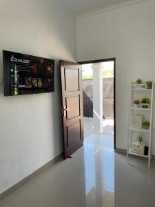 een kamer met een deur en een plank met een drankinsula bij Breeze House in Prampuan