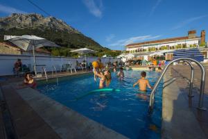 Bazén v ubytování Uxarte -Alojamiento, restaurante y piscinas nebo v jeho okolí