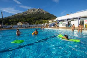 Bazén v ubytování Uxarte -Alojamiento, restaurante y piscinas nebo v jeho okolí + 37 fotografií
