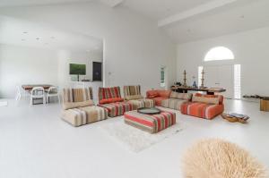 uma sala de estar com dois sofás e uma mesa em West Hamptons Zen retreat em Westhampton