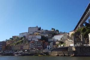 vista su una montagna con edifici sopra di OHH - Ganesha studio- Oporto Center a Porto