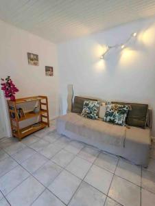 レ・トロワ・イレにあるTikoule t2 avec piscine Trois Iletsのソファとテーブルのあるリビングルーム