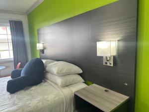 Postel nebo postele na pokoji v ubytování Signature Inn Winnemucca