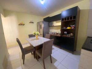 eine Küche und ein Esszimmer mit einem Tisch und Stühlen in der Unterkunft Casa Camargo - mobiliada, cozinha completa in Campo Grande